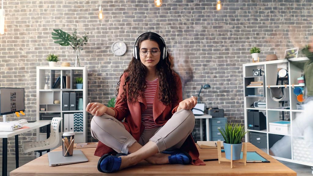 Una mujer meditando en la oficina