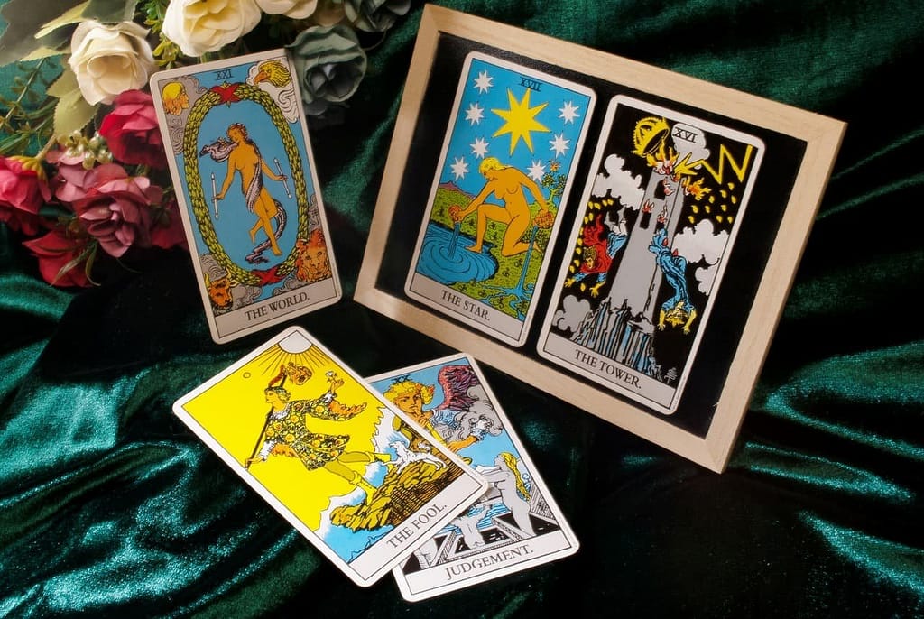 Acompañamiento tántrico como la torre del tarot