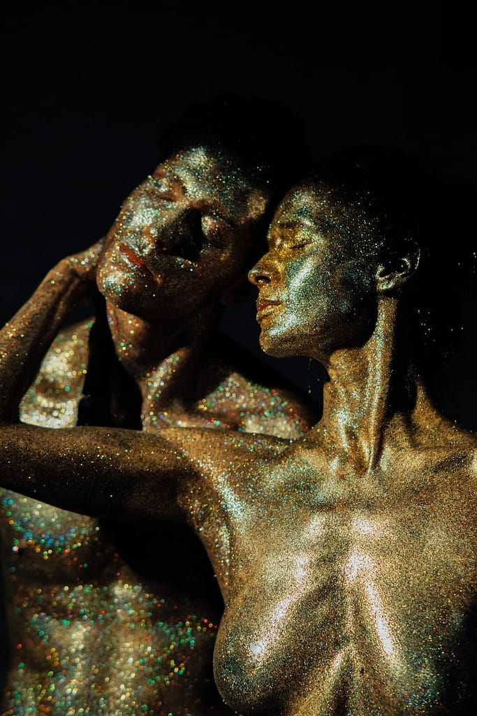 Blog tantra a pelo; personas pintadas del cuerpo en un evento tántrico