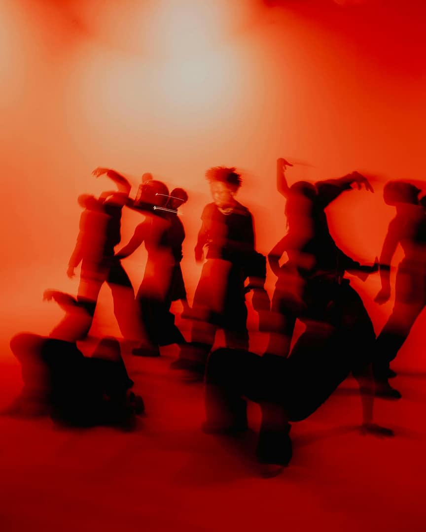 Comunidad tántrica besuqueable y divergente Comunidad tántrica besuqueable y divergente