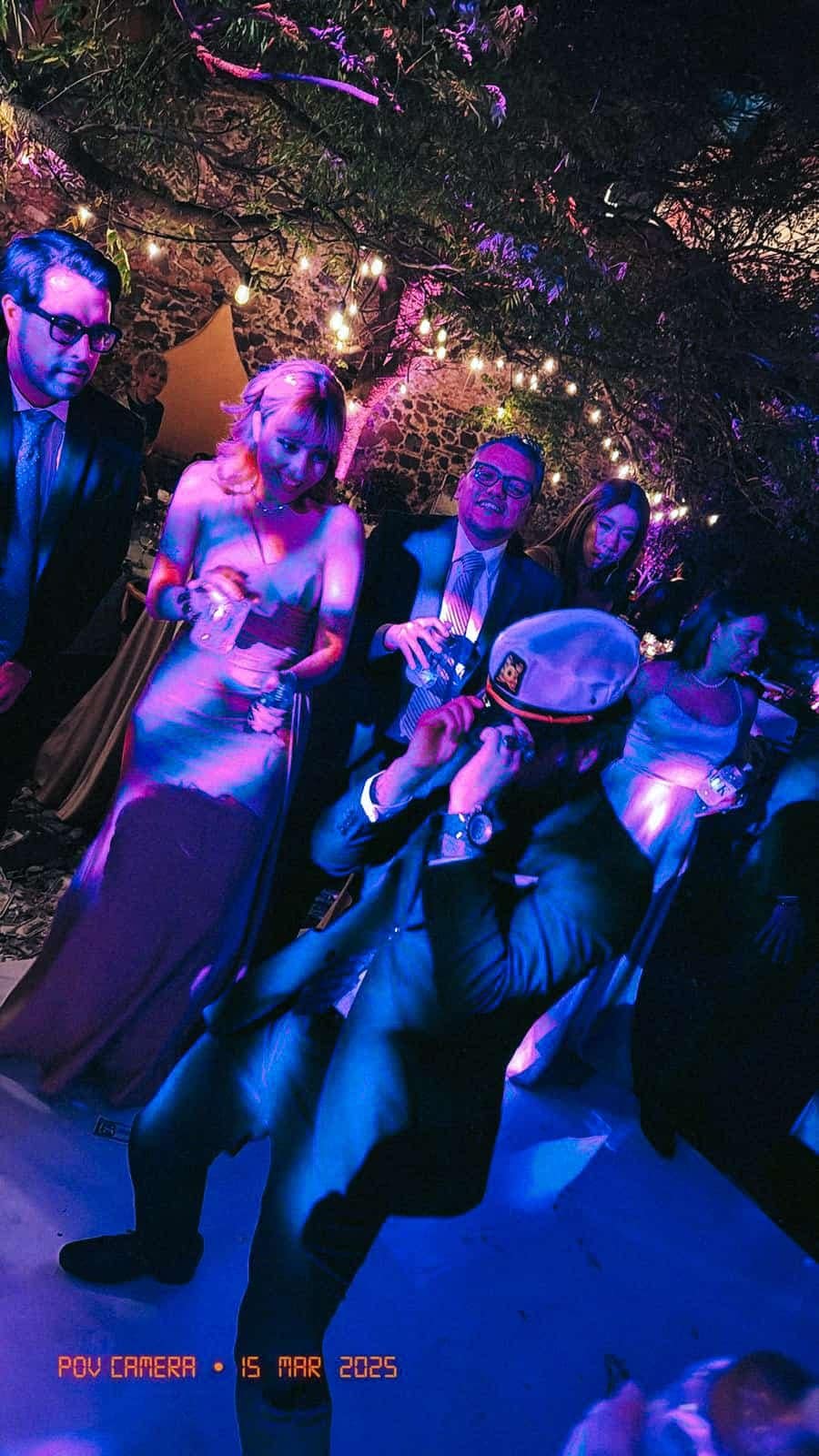 Besuqueable bailando en una fiesta tántrica