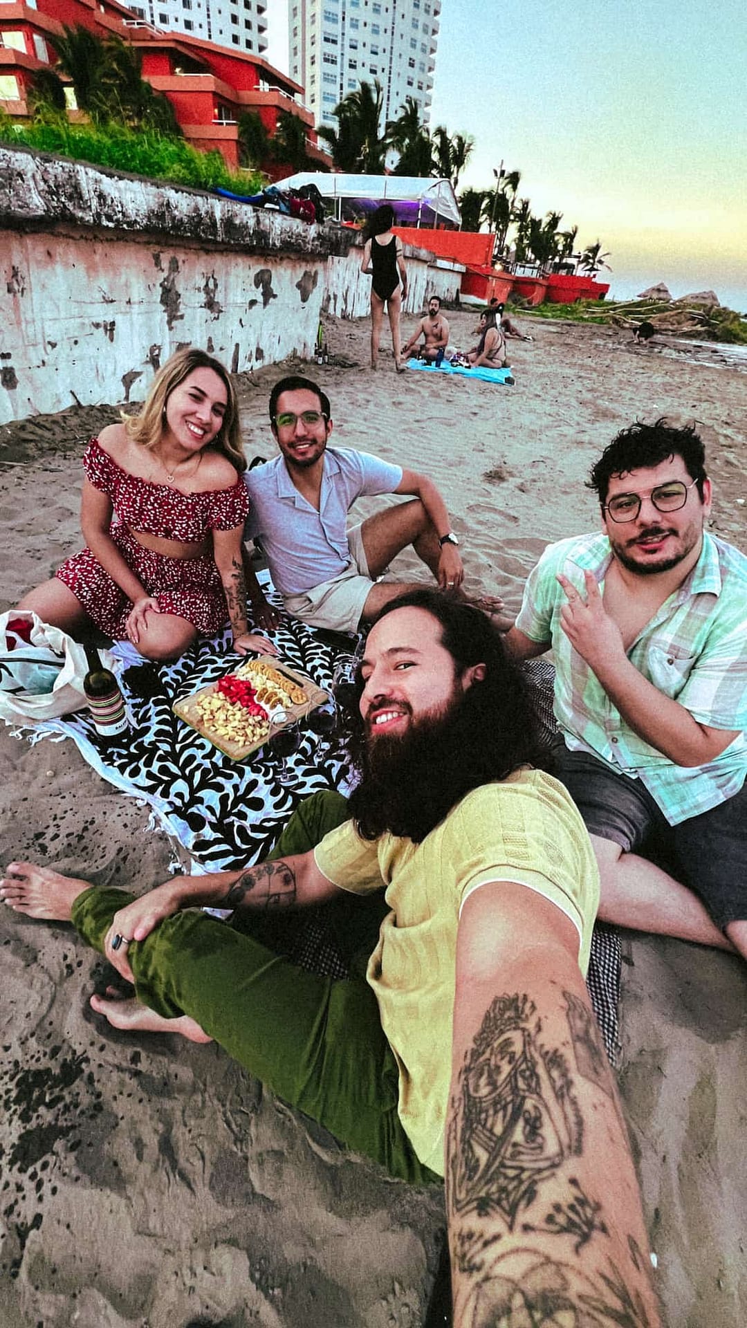 Besuqueable con su pareja y amistades en un picnic de una playa de Veracruz Besuqueable con su pareja y amistades en un picnic de una playa de Veracruz