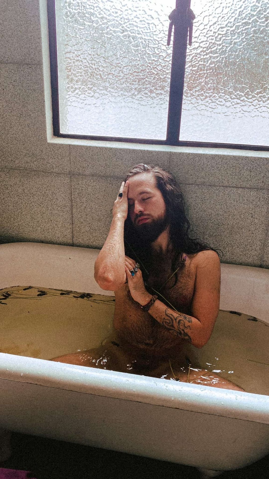 Besuqueable en su Onlyfans; posando desnudx en una bañera Besuqueable en su Onlyfans; posando desnudx en una bañera